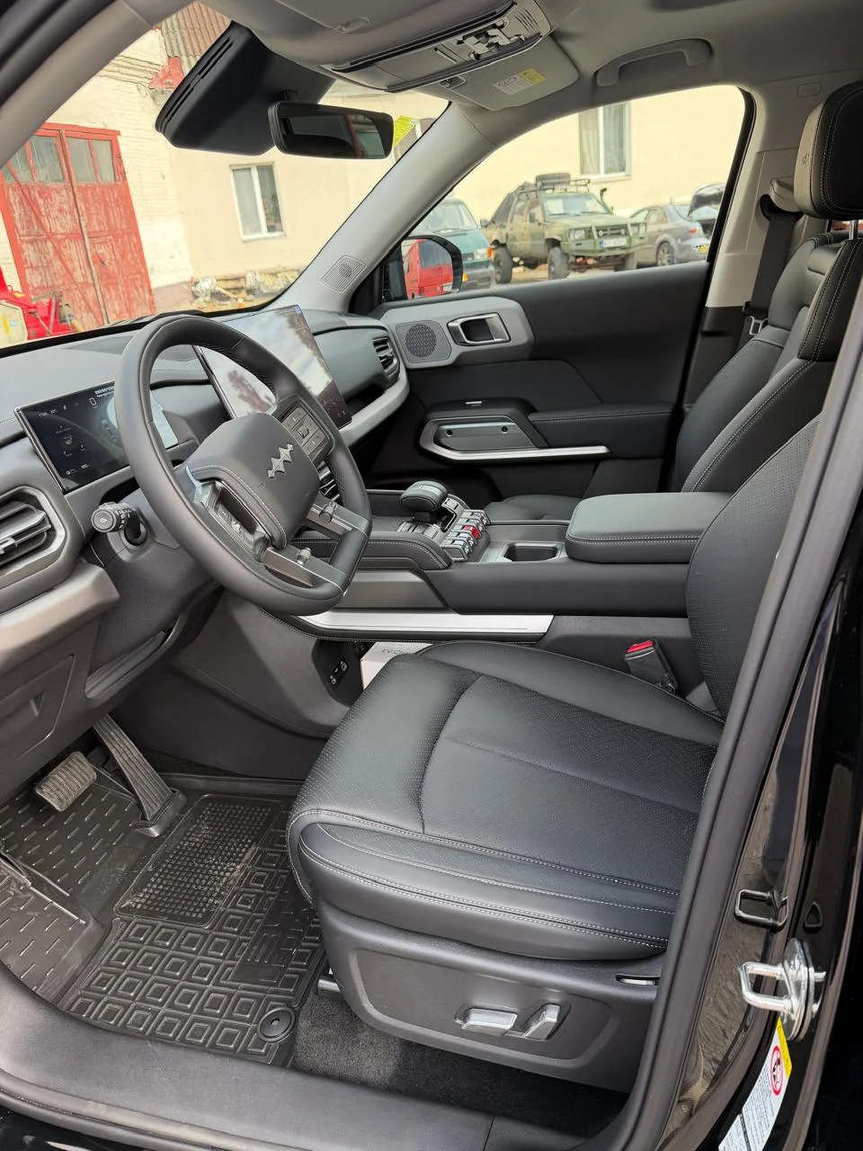 Місце водія BYD Leopard