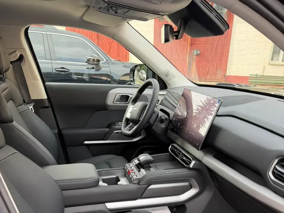 Інтер'єр BYD Leopard передня частина