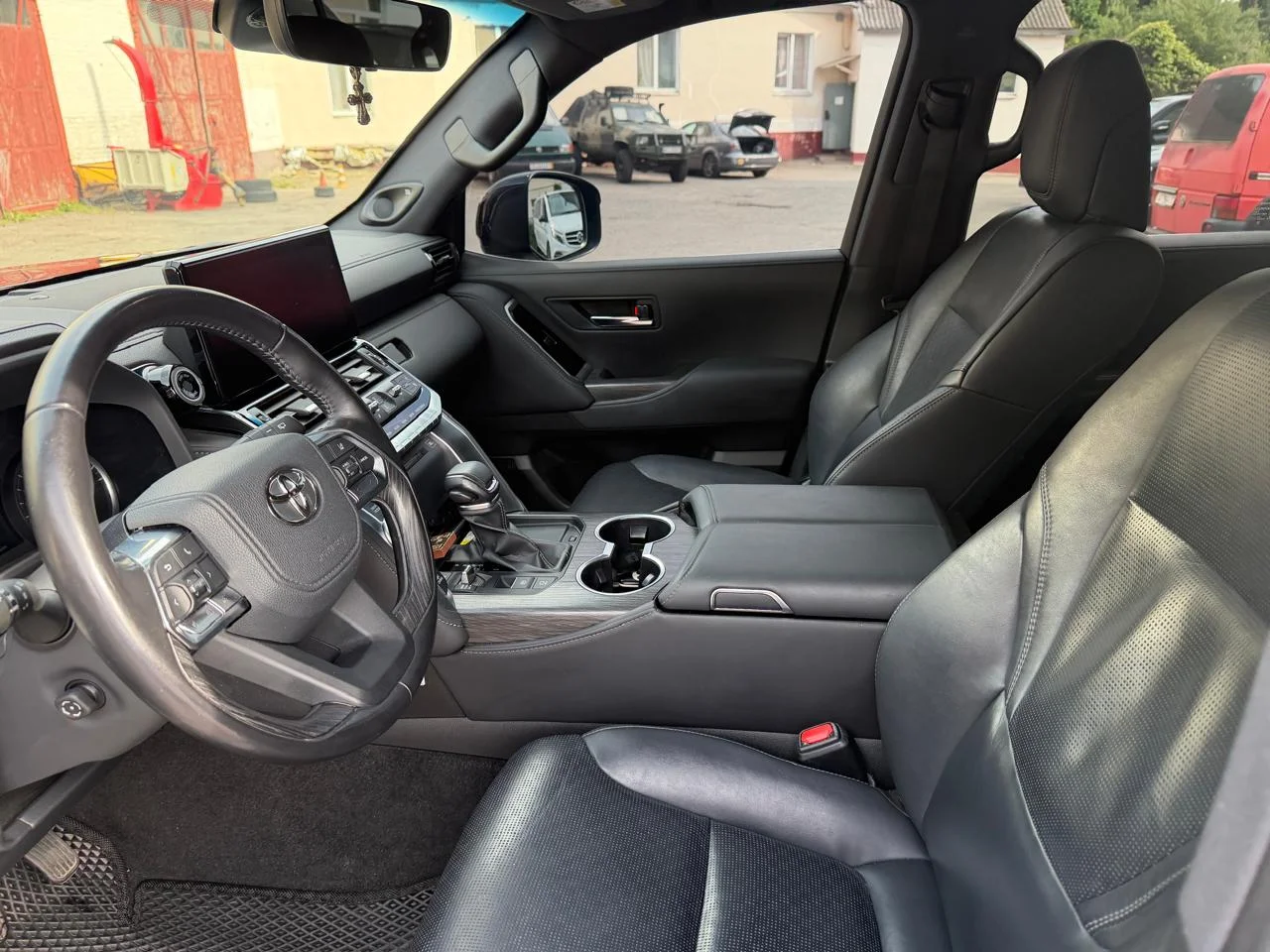 Місце водія Toyota Land Cruiser 300