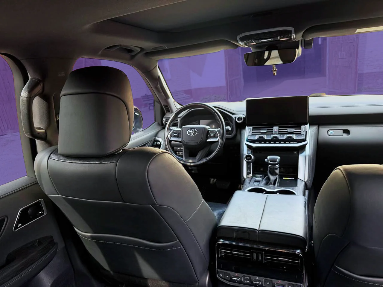 Салон Toyota Land Cruiser 300